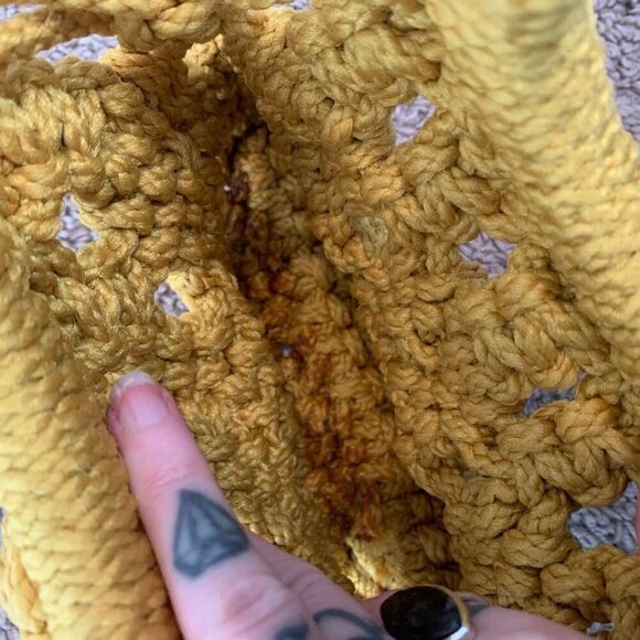 Vintage 1970s Crochet Knit Day Bag Handbag Circle Wooden Handle Yellow - Picture 4 of 7